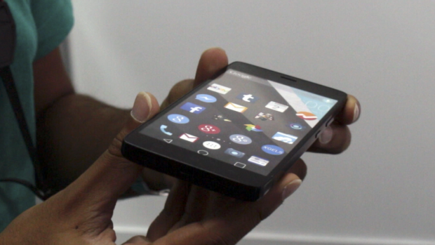 Ein Mockup aus Kunststoff: wirkt wie ein Smartphone, ist aber ohne Funktion. (Bild: Sebastian Wochnik/Golem.de)